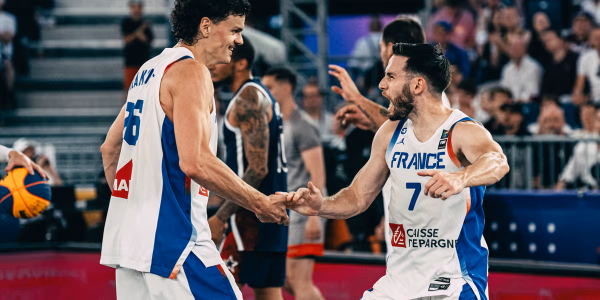 Les Bleus dans le dernier carré, les Bleues tombent les armes à la main
