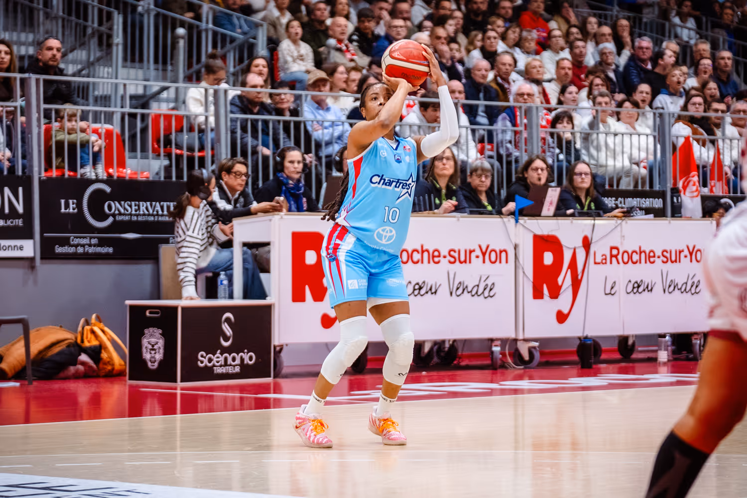 Jasmine Bailey a porté Chartres